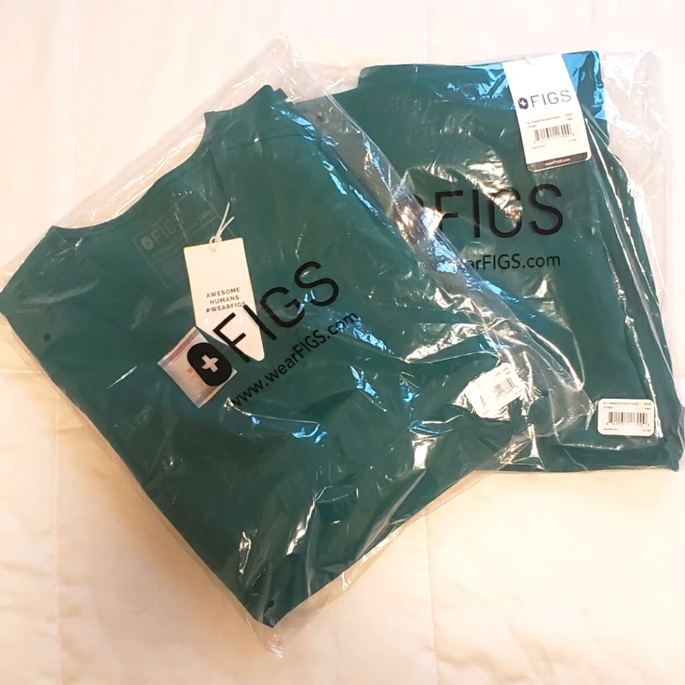 NWT Figs Women Hunter Green Scrubs (Casma Top and Livingston Pants) Set